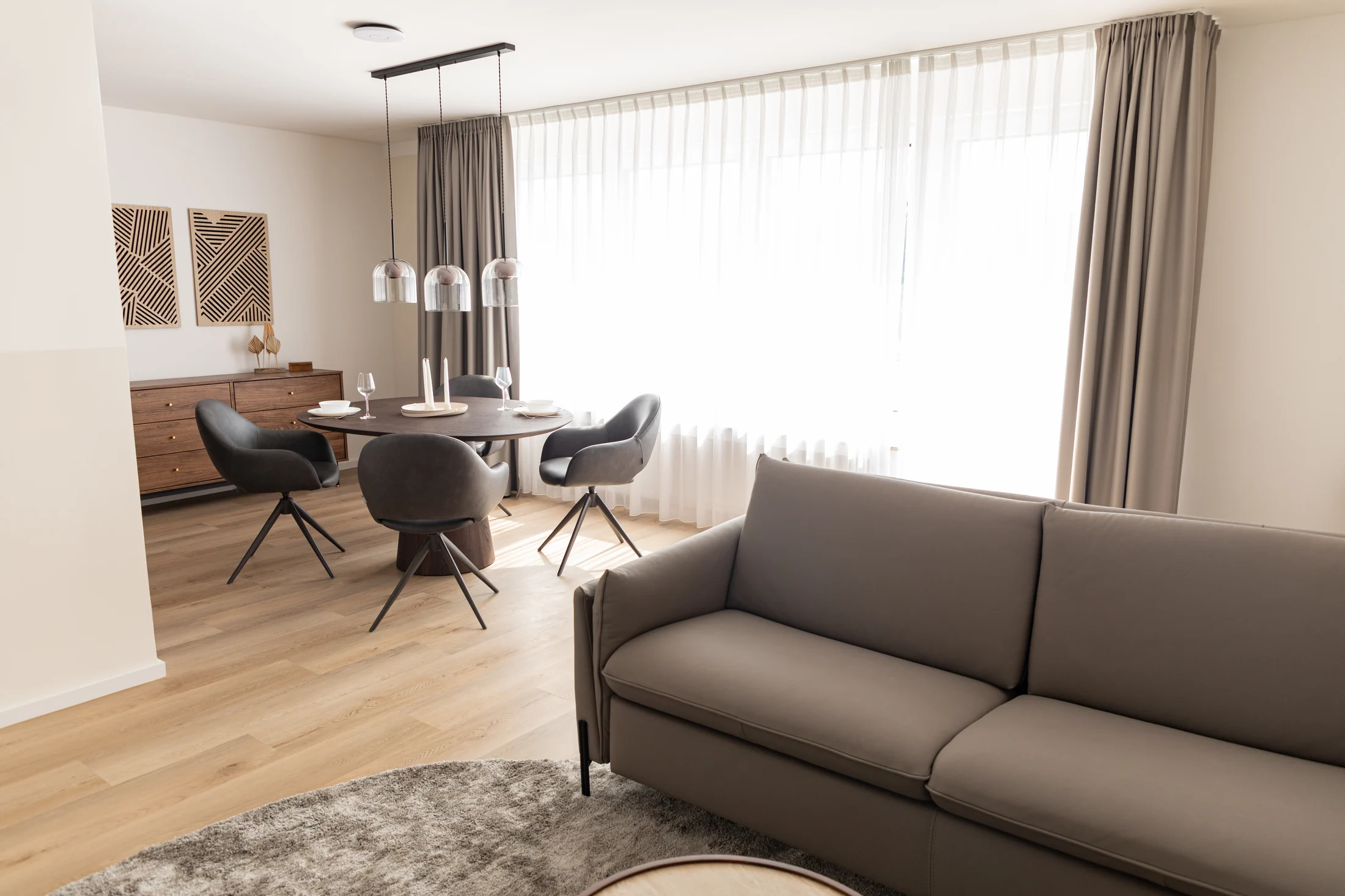 Heller Wohn- und Essbereich des Penthouses