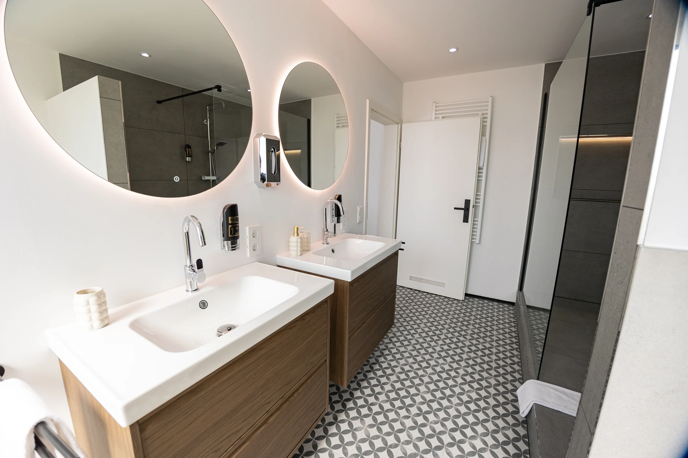 Modernes Badezimmer mit zwei Waschtischen