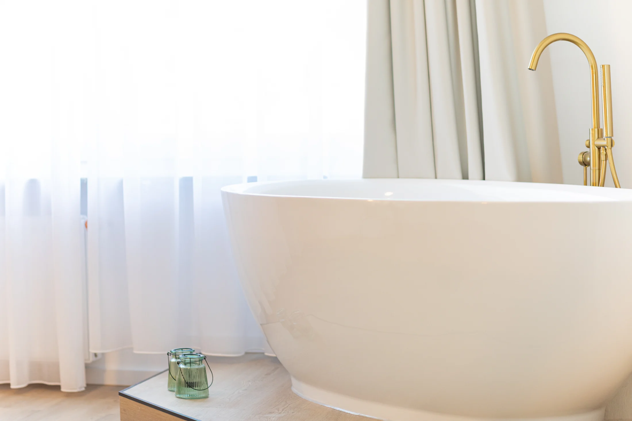 Freistehende Badewanne im Schlafzimmer des Penthouses