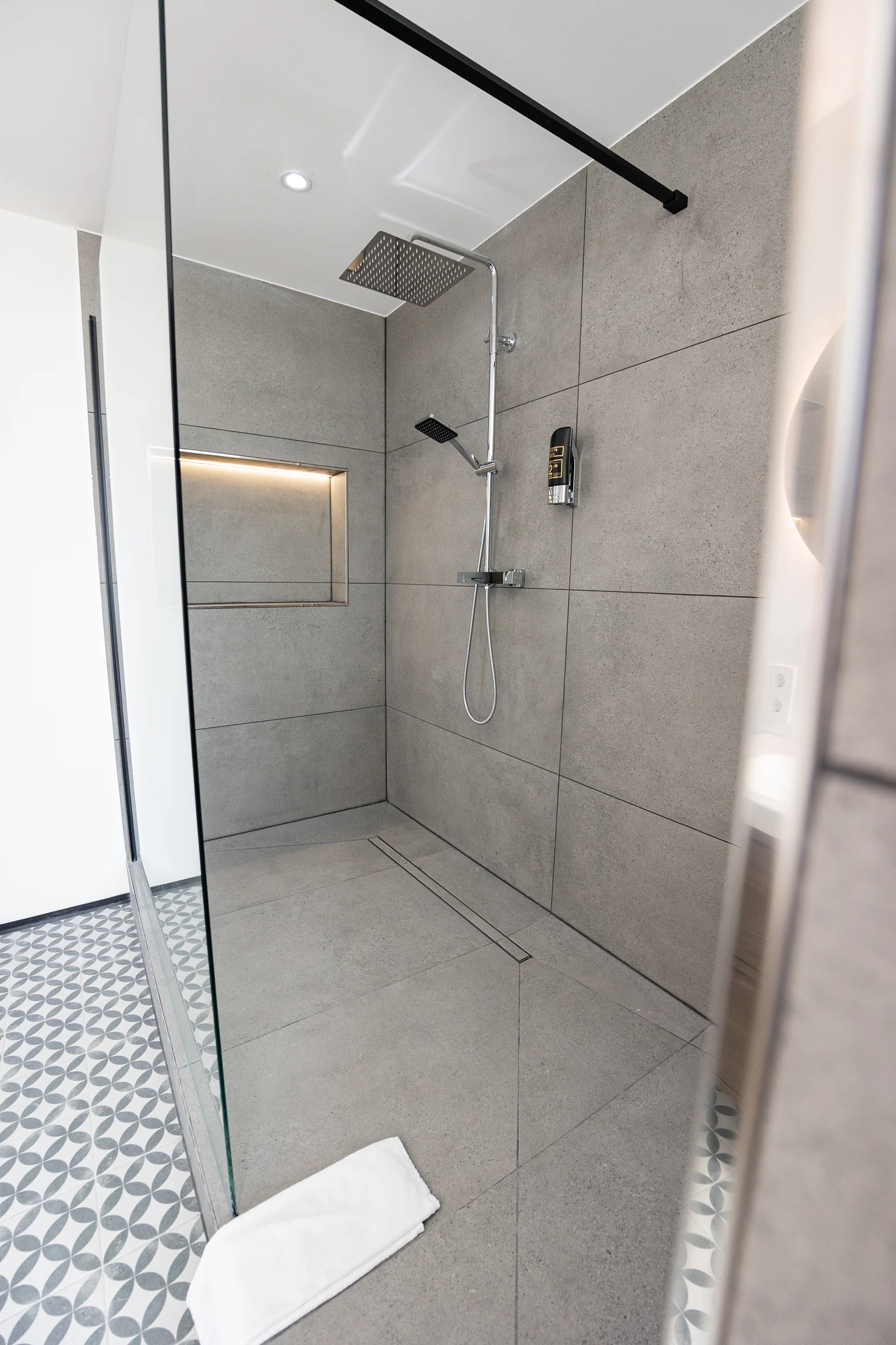 Übergroße Regendusche im Penthouse